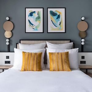 Camera media con letto king size