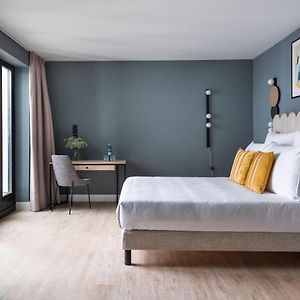 Camera adatta alle persone a mobilità ridotta con letto king size
